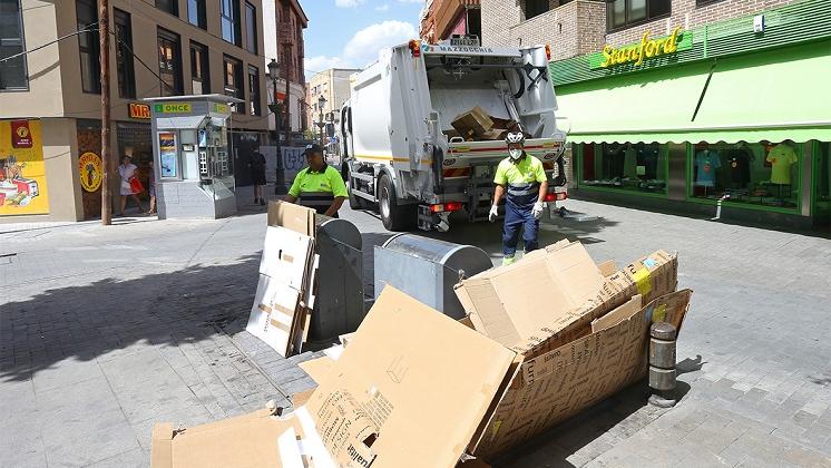 El Ayuntamiento pone en marcha un servicio de recogida de papel y cartón comercial puerta a puerta 