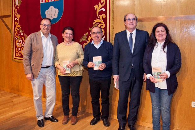 Leganés rinde homenaje a los maestros en la presentación del libro de Pío Maceda