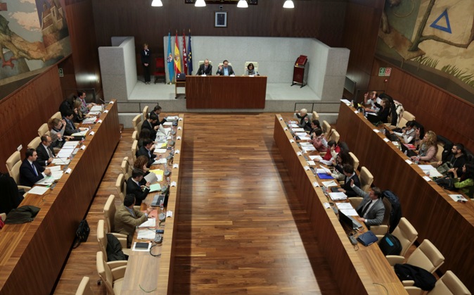 El alcalde cesa al concejal de ULEG como presidente de la Comisión de Contratación 