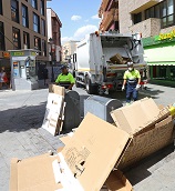El Ayuntamiento pone en marcha un servicio de recogida de papel y cartón comercial puerta a puerta 